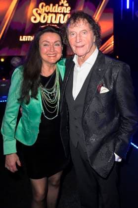 Franz Lambert mit Ehefrau Christa Lambert bei der Verleihung der Goldenen Sonne 2023 während der Sonnenklar.TV Gala im Wunderland Kalkar. Kalkar, 22.04.2023