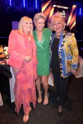 Gaby Baginsky, Alexandra Hofmann und Stefanie Simon bei der Verleihung der Goldenen Sonne 2023 während der Sonnenklar.TV Gala im Wunderland Kalkar. Kalkar, 22.04.2023