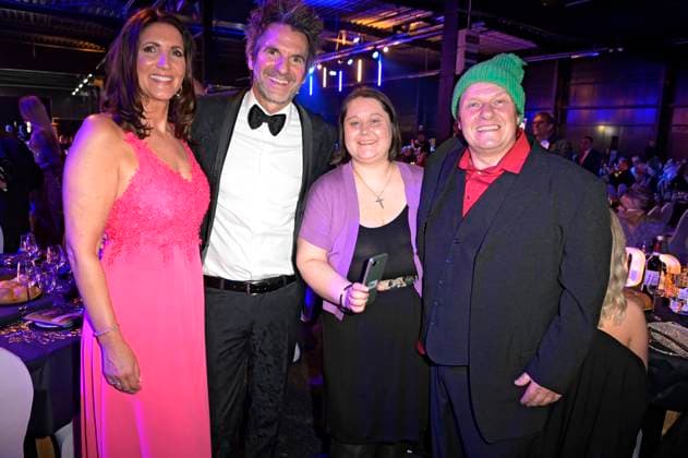 Sabine Hufen, Patrick Hufen, Jana Ludolf und Manfred Ludolf bei der Verleihung der Goldenen Sonne 2023 während der Sonnenklar.TV Gala im Wunderland Kalkar. Kalkar, 22.04.2023