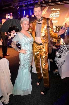 Mona Buruncuk und Manuel Andreas Flickinger bei der Verleihung der Goldenen Sonne 2023 während der Sonnenklar.TV Gala im Wunderland Kalkar. Kalkar, 22.04.2023