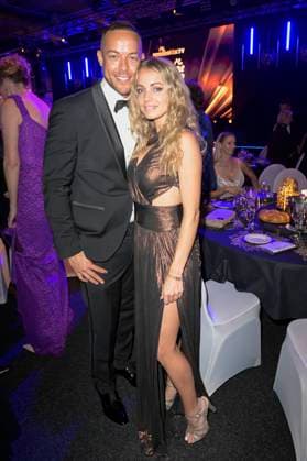 Andrej Mangold mit Partnerin Annika bei der Verleihung der Goldenen Sonne 2023 während der Sonnenklar.TV Gala im Wunderland Kalkar. Kalkar, 22.04.2023