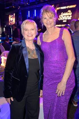 Birgit Lechtermann und Heike Henkel bei der Verleihung der Goldenen Sonne 2023 während der Sonnenklar.TV Gala im Wunderland Kalkar. Kalkar, 22.04.2023