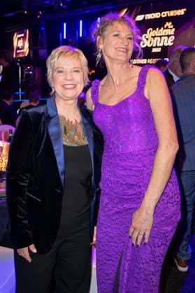 Birgit Lechtermann und Heike Henkel bei der Verleihung der Goldenen Sonne 2023 während der Sonnenklar.TV Gala im Wunderland Kalkar. Kalkar, 22.04.2023