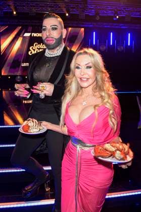 Harald Glööckler und Dolly Buster bei der Verleihung der Goldenen Sonne 2023 während der Sonnenklar.TV Gala im Wunderland Kalkar. Kalkar, 22.04.2023
