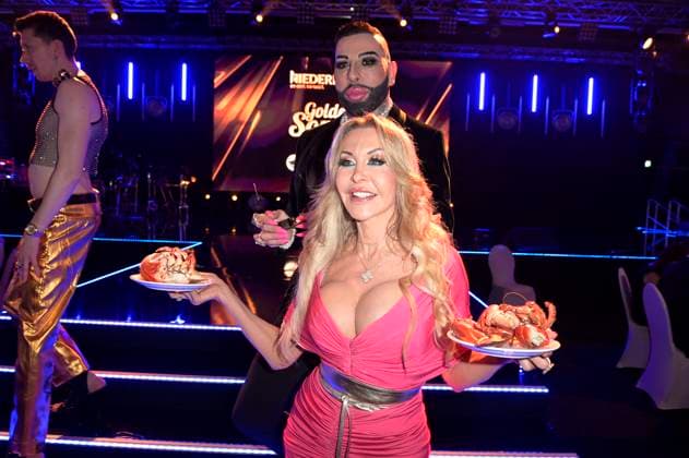 Harald Glööckler und Dolly Buster bei der Verleihung der Goldenen Sonne 2023 während der Sonnenklar.TV Gala im Wunderland Kalkar. Kalkar, 22.04.2023