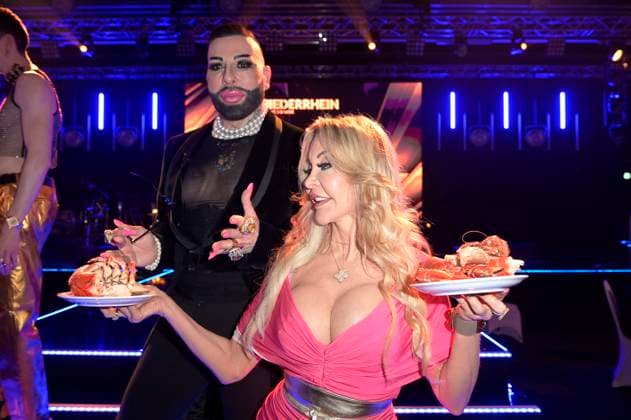 Harald Glööckler und Dolly Buster bei der Verleihung der Goldenen Sonne 2023 während der Sonnenklar.TV Gala im Wunderland Kalkar. Kalkar, 22.04.2023