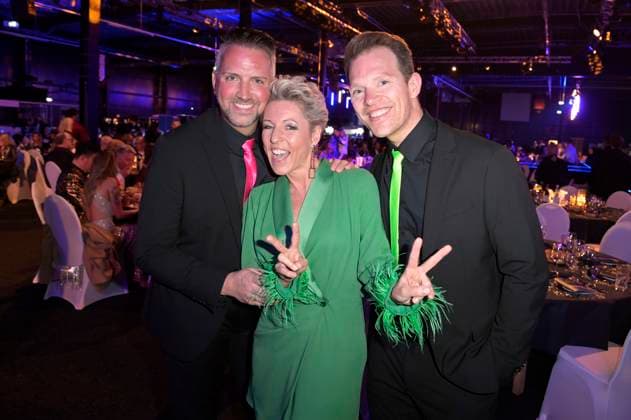 Alexandra Hofmann und Neon bei der Verleihung der Goldenen Sonne 2023 während der Sonnenklar.TV Gala im Wunderland Kalkar. Kalkar, 22.04.2023