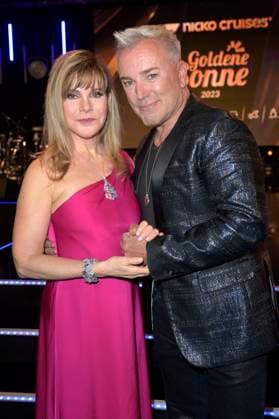 Deborah Sasson und Uwe Kröger bei der Verleihung der Goldenen Sonne 2023 während der Sonnenklar.TV Gala im Wunderland Kalkar. Kalkar, 22.04.2023