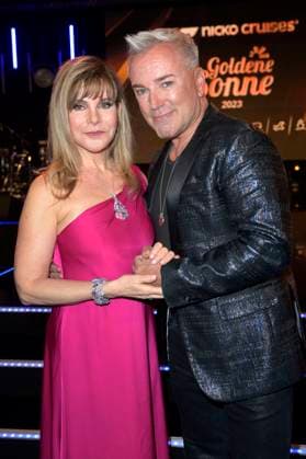Deborah Sasson und Uwe Kröger bei der Verleihung der Goldenen Sonne 2023 während der Sonnenklar.TV Gala im Wunderland Kalkar. Kalkar, 22.04.2023