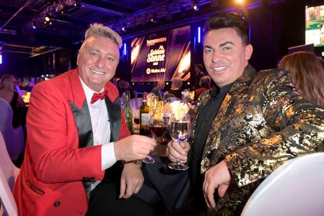 Hubert Fella und Matthias Mangiapane bei der Verleihung der Goldenen Sonne 2023 während der Sonnenklar.TV Gala im Wunderland Kalkar. Kalkar, 22.04.2023