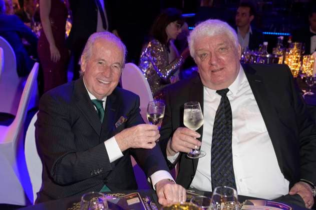Max Schautzer und Hans Meiser bei der Verleihung der Goldenen Sonne 2023 während der Sonnenklar.TV Gala im Wunderland Kalkar. Kalkar, 22.04.2023