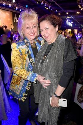 Stefanie Simon und Franziska Traub bei der Verleihung der Goldenen Sonne 2023 während der Sonnenklar.TV Gala im Wunderland Kalkar. Kalkar, 22.04.2023