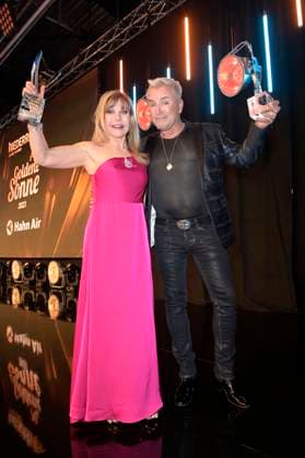 Deborah Sasson und Uwe Kröger bei der Verleihung der Goldenen Sonne 2023 während der Sonnenklar.TV Gala im Wunderland Kalkar. Kalkar, 22.04.2023