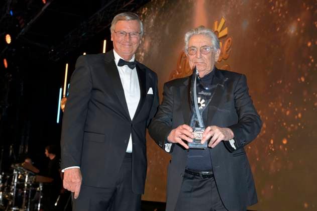 Wolfgang Bosbach und Gerhart Baum bei der Verleihung der Goldenen Sonne 2023 während der Sonnenklar.TV Gala im Wunderland Kalkar. Kalkar, 22.04.2023