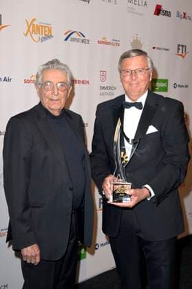 Gerhart Baum und Wolfgang Bosbach bei der Verleihung der Goldenen Sonne 2023 während der Sonnenklar.TV Gala im Wunderland Kalkar. Kalkar, 22.04.2023