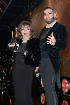 Joan Collins und Harald Glööckler bei der Verleihung der Goldenen Sonne 2023 während der Sonnenklar.TV Gala im Wunderland Kalkar. Kalkar, 22.04.2023