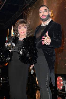 Joan Collins und Harald Glööckler bei der Verleihung der Goldenen Sonne 2023 während der Sonnenklar.TV Gala im Wunderland Kalkar. Kalkar, 22.04.2023