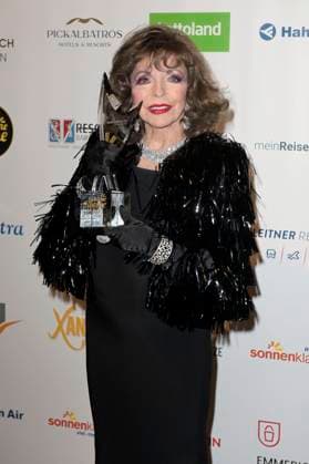 Joan Collins bei der Verleihung der Goldenen Sonne 2023 während der Sonnenklar.TV Gala im Wunderland Kalkar. Kalkar, 22.04.2023