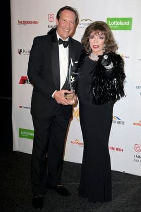 Joan Collins mit Ehemann Percy Gibson bei der Verleihung der Goldenen Sonne 2023 während der Sonnenklar.TV Gala im Wunderland Kalkar. Kalkar, 22.04.2023