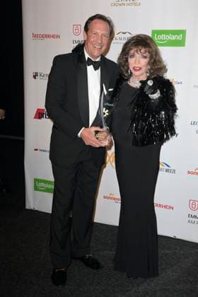 Joan Collins mit Ehemann Percy Gibson bei der Verleihung der Goldenen Sonne 2023 während der Sonnenklar.TV Gala im Wunderland Kalkar. Kalkar, 22.04.2023