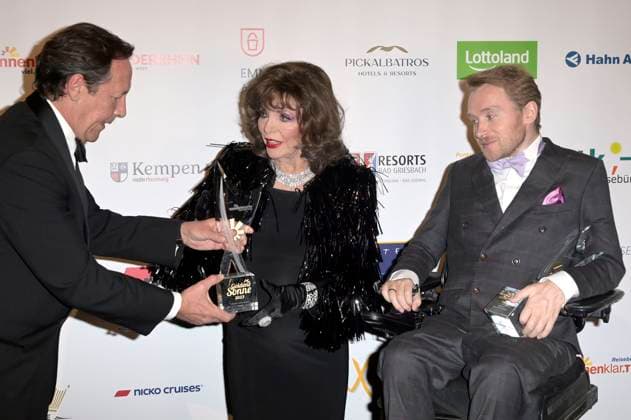 Percy Gibson, Joan Collins und Samuel Koch bei der Verleihung der Goldenen Sonne 2023 während der Sonnenklar.TV Gala im Wunderland Kalkar. Kalkar, 22.04.2023
