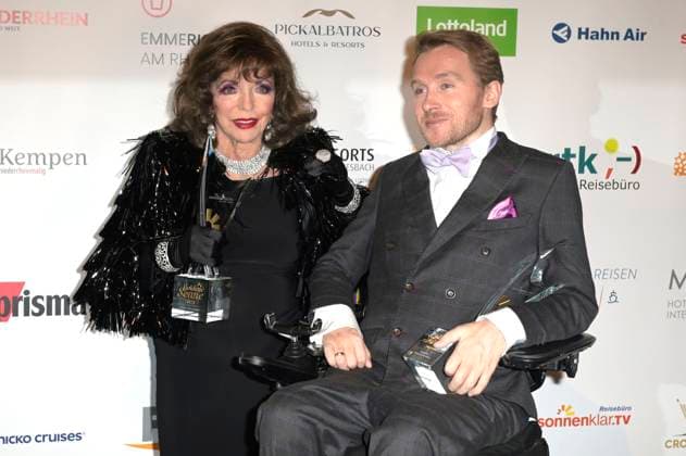 Joan Collins und Samuel Koch bei der Verleihung der Goldenen Sonne 2023 während der Sonnenklar.TV Gala im Wunderland Kalkar. Kalkar, 22.04.2023