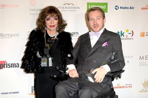 Joan Collins und Samuel Koch bei der Verleihung der Goldenen Sonne 2023 während der Sonnenklar.TV Gala im Wunderland Kalkar. Kalkar, 22.04.2023