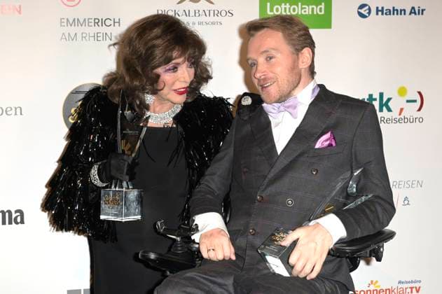 Joan Collins und Samuel Koch bei der Verleihung der Goldenen Sonne 2023 während der Sonnenklar.TV Gala im Wunderland Kalkar. Kalkar, 22.04.2023