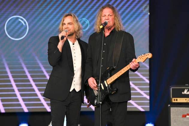 Tim Wilhelm und Aron Strobel von Münchener Freiheit bei der Verleihung der Goldenen Sonne 2023 während der Sonnenklar.TV Gala im Wunderland Kalkar. Kalkar, 22.04.2023