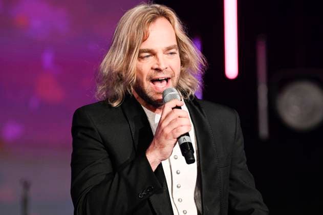 Tim Wilhelm von Münchener Freiheit bei der Verleihung der Goldenen Sonne 2023 während der Sonnenklar.TV Gala im Wunderland Kalkar. Kalkar, 22.04.2023