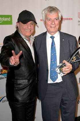 Peter Schilling und Ulf Merbold bei der Verleihung der Goldenen Sonne 2023 während der Sonnenklar.TV Gala im Wunderland Kalkar. Kalkar, 22.04.2023