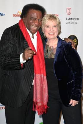 Roberto Blanco und Birgit Lechtermann bei der Verleihung der Goldenen Sonne 2023 während der Sonnenklar.TV Gala im Wunderland Kalkar. Kalkar, 22.04.2023