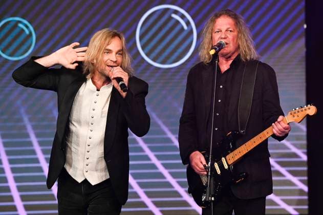 Tim Wilhelm und Aron Strobel von Münchener Freiheit bei der Verleihung der Goldenen Sonne 2023 während der Sonnenklar.TV Gala im Wunderland Kalkar. Kalkar, 22.04.2023