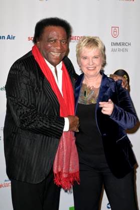 Roberto Blanco und Birgit Lechtermann bei der Verleihung der Goldenen Sonne 2023 während der Sonnenklar.TV Gala im Wunderland Kalkar. Kalkar, 22.04.2023