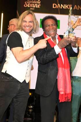Tim Wilhelm von Münchener Freiheit und Roberto Blanco bei der Verleihung der Goldenen Sonne 2023 während der Sonnenklar.TV Gala im Wunderland Kalkar. Kalkar, 22.04.2023