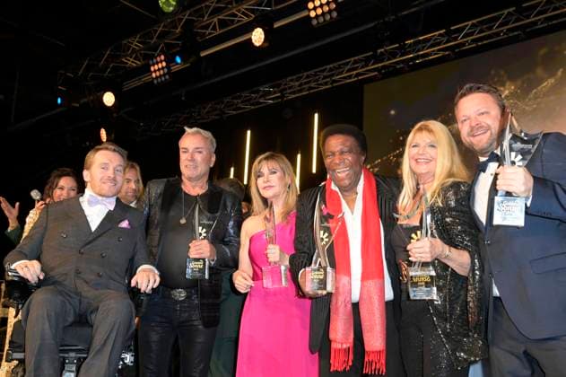 Samuel Koch, Uwe Kröger, Deborah Sasson, Roberto Blanco und Marlene Charell bei der Verleihung der Goldenen Sonne 2023 während der Sonnenklar.TV Gala im Wunderland Kalkar. Kalkar, 22.04.2023