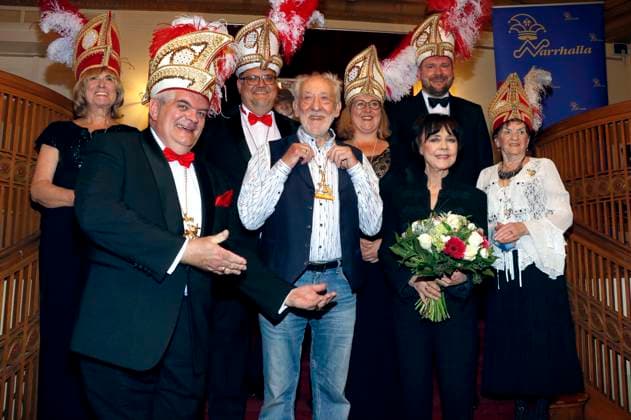 Bilder des Jahres 2023, Entertainment 04 April Entertainment Themen der Woche KW16 Günther Grauer, Dieter Hallervorden und Simone Rethel bei der Verleihung vom Karl-Valentin-Orden nach der Vorstellung im Schlosspark Theater. Berlin, 22.04.2023 *** Günther Grauer, Dieter Hallervorden and Simone Rethel at the award ceremony of the Karl Valentin Order after the performance at the Schlosspark Theater Berlin, 22 04 2023 Foto:xA.xBuggex xFuturexImage