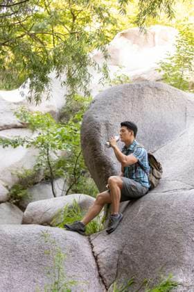 RECORD DATE NOT STATED Young Chinese man hiking outdoors Beijing China Copyright: xLanexOateyx bji06470077