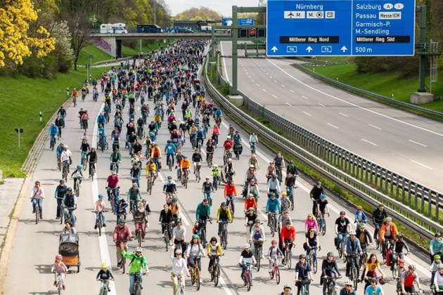 Bilder des Jahres 2023, News 04 April News Themen der Woche KW16 News Bilder des Tages Rad-Sternfahrt des ADFC, Teilstück über die Autobahn A96, München, 23. April 2023 Deutschland, München, 23. April 2023, große Rad-Sternfahrt des ADFC, hier auf der gesperrten Autobahn A 96 bei München-Laim, fahren stadtauswärts, Fahrraddemo für die Unterstützung des Volksbegehrens Radentscheid Bayern , tausende Teilnehmer, Motto der Fahrrad-Demo: gemeinsam Radeln für eine bayernweit bessere Radinfrastruktur, Teilstück über die A96 von Sendling bis zur Ausfahrt Blumenau, Verkehr, Fahrrad fahren, Verkehrswende, Umwelt, Klimaschutz, Bayern, *** Rad Sternfahrt of the ADFC, section over the freeway A96, Munich, 23 April 2023 Germany, Munich, 23 April 2023, big Rad Sternfahrt of the ADFC, here on the closed freeway A 96 near Munich