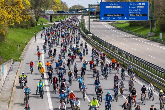 Rad-Sternfahrt des ADFC, Teilstück über die Autobahn A96, München, 23. April 2023 Deutschland, München, 23. April 2023, große Rad-Sternfahrt des ADFC, hier auf der gesperrten Autobahn A 96 bei München-Laim, fahren stadtauswärts, Fahrraddemo für die Unterstützung des Volksbegehrens Radentscheid Bayern , tausende Teilnehmer, Motto der Fahrrad-Demo: gemeinsam Radeln für eine bayernweit bessere Radinfrastruktur, Teilstück über die A96 von Sendling bis zur Ausfahrt Blumenau, Verkehr, Fahrrad fahren, Verkehrswende, Umwelt, Klimaschutz, Bayern,