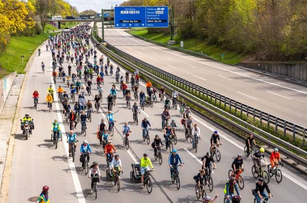 Rad-Sternfahrt des ADFC, Teilstück über die Autobahn A96, München, 23. April 2023 Deutschland, München, 23. April 2023, große Rad-Sternfahrt des ADFC, hier auf der gesperrten Autobahn A 96 bei München-Laim, fahren stadtauswärts, Fahrraddemo für die Unterstützung des Volksbegehrens Radentscheid Bayern , tausende Teilnehmer, Motto der Fahrrad-Demo: gemeinsam Radeln für eine bayernweit bessere Radinfrastruktur, Teilstück über die A96 von Sendling bis zur Ausfahrt Blumenau, Verkehr, Fahrrad fahren, Verkehrswende, Umwelt, Klimaschutz, Bayern,