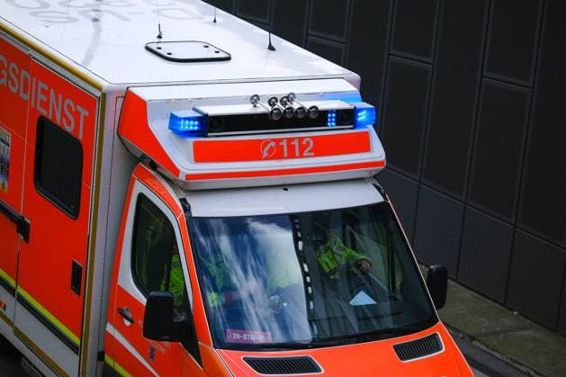Feuerwehr und Notarzt, Symbolfotos Düsseldorf 23.04.2023 Rettungswagen Rettungsdienst Rettungstransportwagen RTW Krankenwagen Feuerwehr Notarzt Blaulicht Sondersignal Notfall Rettungseinsatz Drehlicht Rettung Wegerecht Düsseldorf Nordrhein-Westfalen Deutschland *** Duesseldorf 23 04 2023 ambulance rescue service ambulance RTW ambulance fire department emergency doctor blue light special signal emergency rescue operation turning light rescue right of way Duesseldorf North Rhine Westphalia Germany