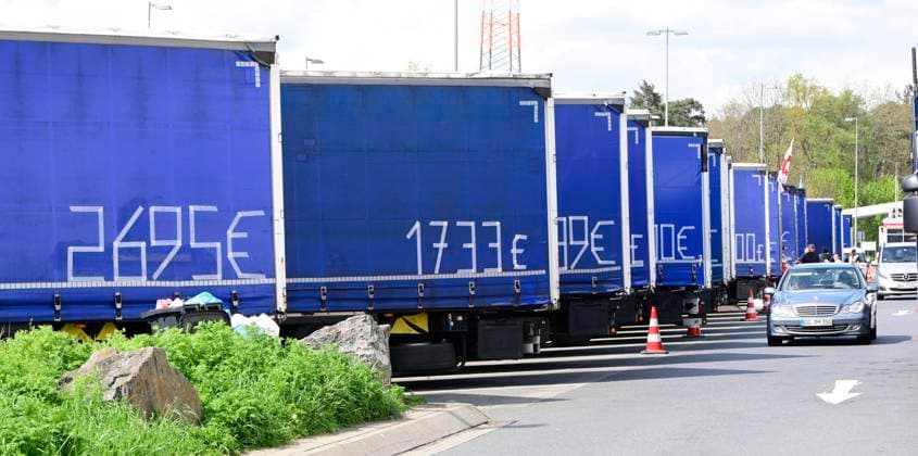Bilder des Jahres 2023, News 04 April News Themen der Woche KW16 News Bilder des Tages LKW-Fahrer streiken weiter 23.04.2023 Für die Auszahlung des immer noch seit Monaten ausstehenden Lohns vom Arbeitgeber Spediteur streiken die osteuropäischen LKW-Fahrer weiterhin auf der Autobahn Rastanlage Gräfenhausen an der BAB A5 - auf der Plane steht der jeweilige Betrag für diesen LKW Fahrer Weiterstadt-Gräfenhausen Hessen Deutschland *** Truck drivers continue to strike 23 04 2023 For the payment of the still for months outstanding wages from the employer forwarding agent the Eastern European truck drivers continue to strike on the highway rest area Gräfenhausen on the BAB A5 on the tarpaulin is the respective amount for this truck driver Weiterstadt Gräfenhausen Hesse Germany