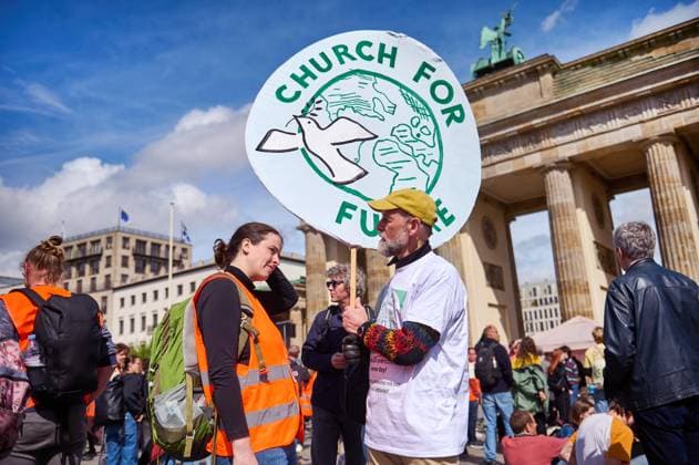Bilder des Jahres 2023, News 04 April News Themen der Woche KW16 News Bilder des Tages Mit Fahrradumzuegen, einem Protestkonzert und einer Kundgebung vor dem Brandenburger Tor haben am Sonntag (23.04.2023) in Berlin zahlreiche Menschen fuer mehr Klimaschutz demonstriert. Auf Transparenten warfen sie der Bundesregierung unter anderem eine zerstoererische Klimapolitik sowie einen Verstoss gegen den im Grundgesetz verbrieften Schutz der Lebensgrundlagen kuenftiger Generationen vor. Vor dem Brandenburger Tor, wo sich nach Polizeiangaben rund 500 Menschen versammelten, warnten mehrere Rednerinnen vor den Folgen einer weiteren Erderwaermung und einem massenhaften Artensterben. (Siehe epd-Bericht vom 23.04.2023) EDITORIAL USE ONLY *** With bicycle parades, a protest concert and a rally in front of the Brandenburg Gate, numerous peop Copyright: epd-bild ChristianxDitsch D23D0423LetzteGenerationKundgebung145856