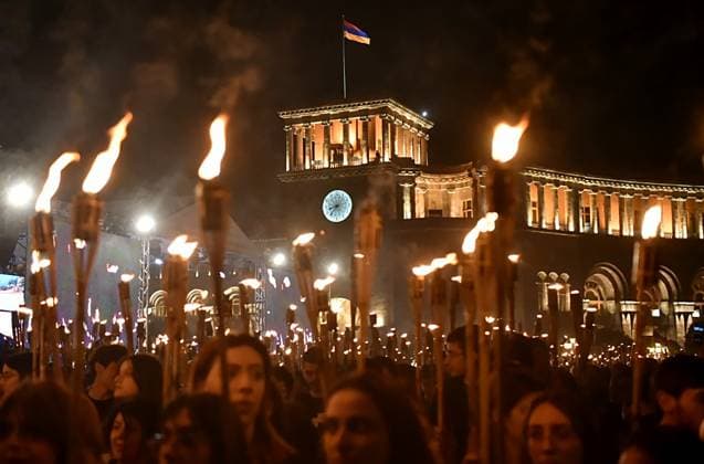 Bilder des Jahres 2023, News 04 April News Themen der Woche KW16 News Bilder des Tages Armenia Torchlight Procession 8417719 23.04.2023 People take part in a torchlight procession commemorating the victims of the Armenian genocide of 1915, in Yerevan, Armenia. Aram Nersesyan Sputnik Yerevan Armenia  Copyright: xAramxNersesyanx