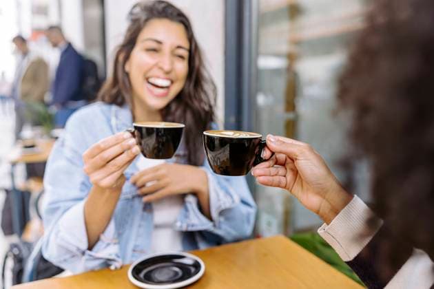 Cheerful friends toasting coffee cup and enjoying at sidewalk cafe model released, Symbolfoto, JJF00516