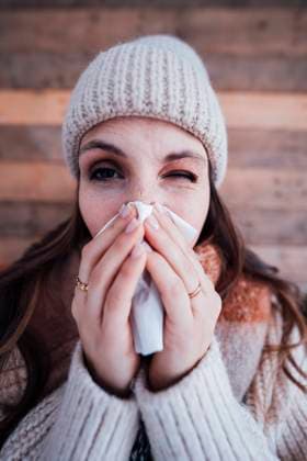 Sick young woman wiping nose with tissue model released, Symbolfoto property released, JOSEF17747