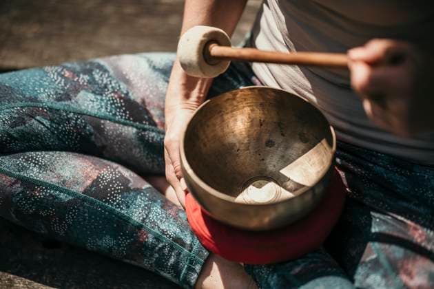 Woman meditating with Tibetan singing bowl model released, Symbolfoto property released, MJRF00943