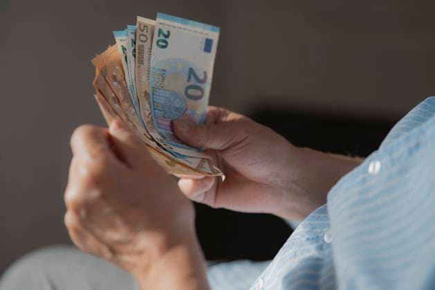 Hands of senior man counting European paper Currency model released, Symbolfoto, AZF00506