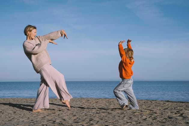 Carefree mother and daughter dancing at beach model released, Symbolfoto, NDEF00490